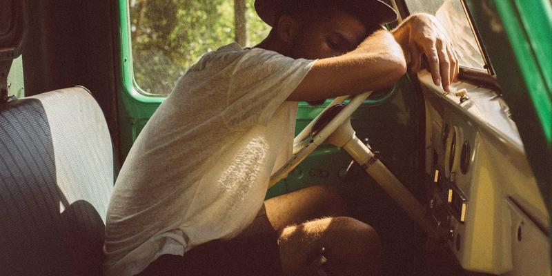 线上舞蹈教学VS线下实体培训：优劣对比与未来融合趋势 | 舞蹈课程深度解析